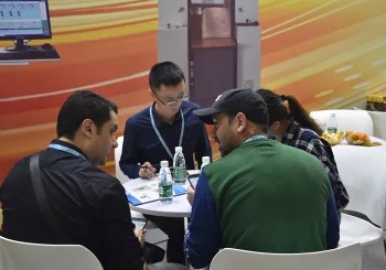 측면 각도에서 본 회사 전시 부스